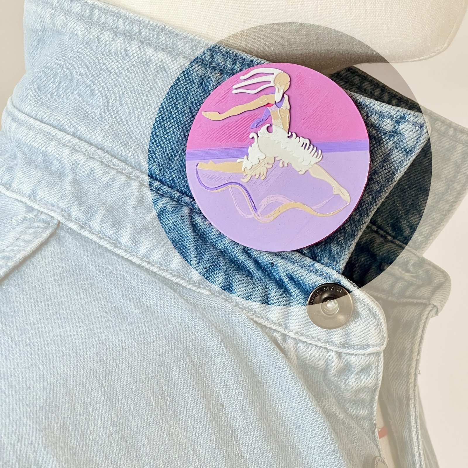 broche ronde swan lake 03 00 Broche ronde danseur-cygne portée sur le col d'une chemise, illustration artistique imprimée en 3D pour personnaliser une tenue avec élégance. Marque buuBoo.