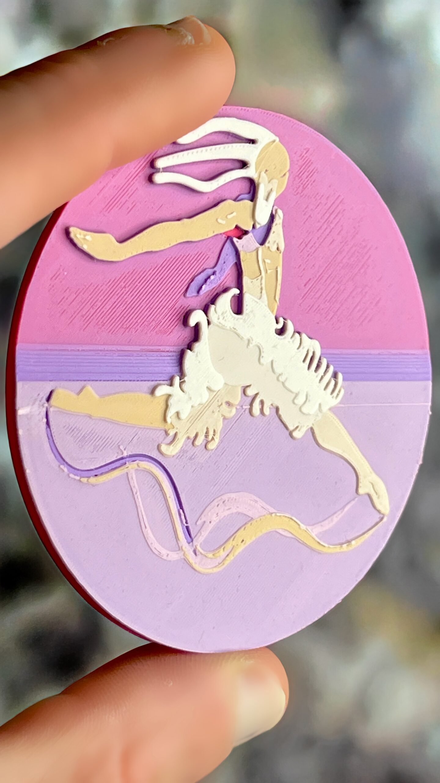 broche ronde swan lake 03 04 Broche ronde danseur-cygne en relief imprimée en 3D, création originale aux nuances beige, rose, mauve et violet, présentée en main. Marque buuBoo.