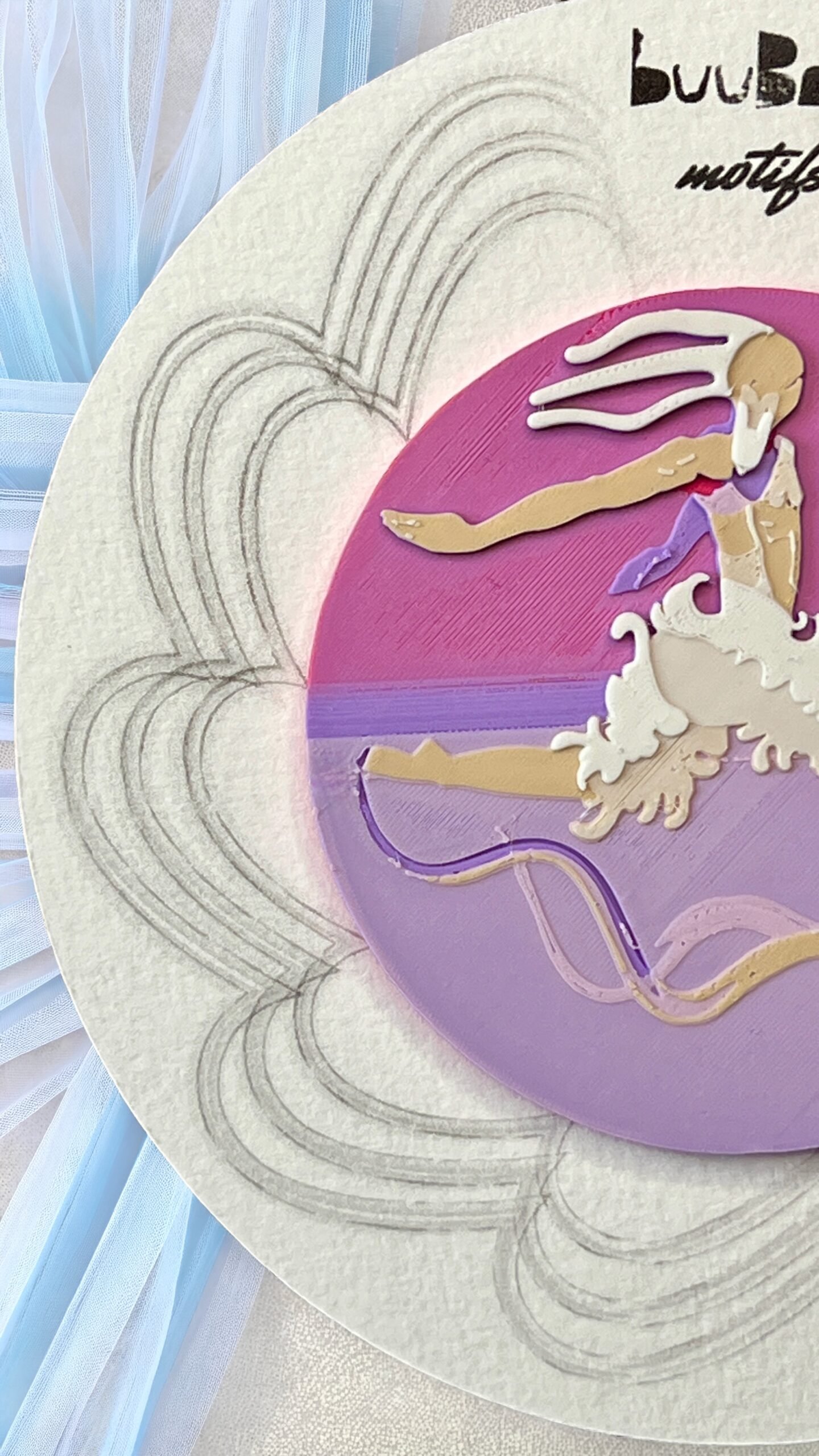 broche ronde swan lake 03 09 Broche ronde danseur-cygne présentée sur son packaging illustré, création artisanale inspirée du ballet. Marque buuBoo.