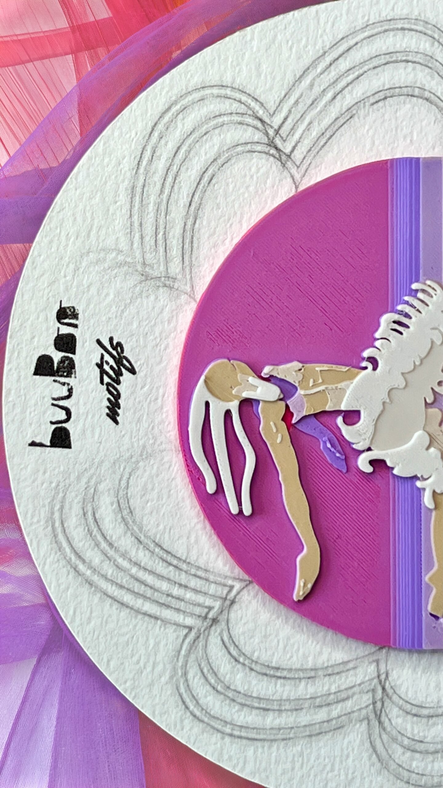 broche ronde swan lake 03 12 Broche ronde danseur-cygne présentée sur son packaging illustré, création artisanale inspirée du ballet. Marque buuBoo.