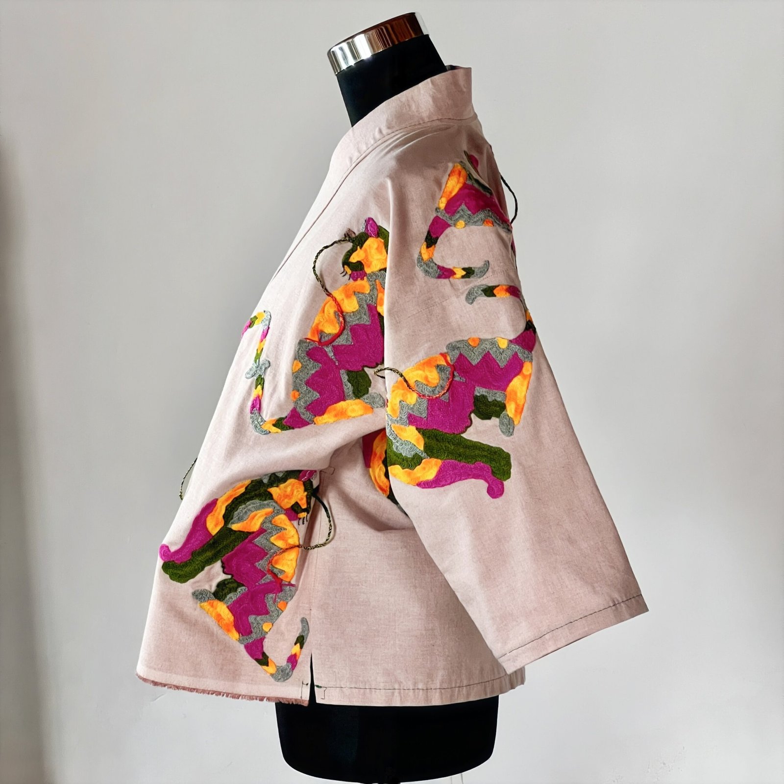 gilet jinbei tigresse 06 Veste japonaise jinbei fait main, tissu coton chambray recyclé rose, design tigre manga brodé, marque buuboo