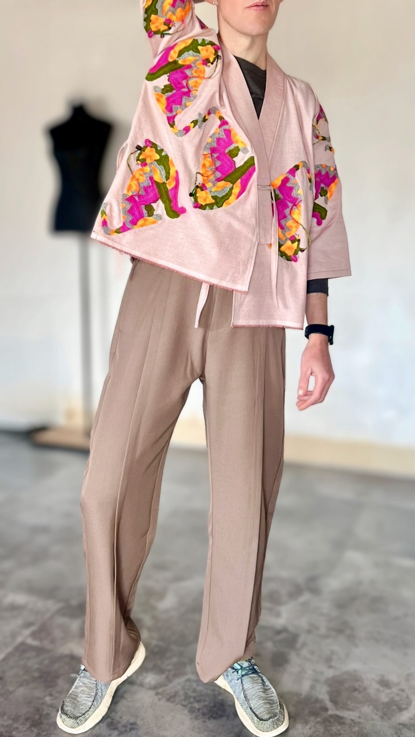 gilet jinbei tigresse 12 Kimono moderne unisexe avec motif tigre brodé, veste légère printemps été en coton recyclé, marque buuboo
