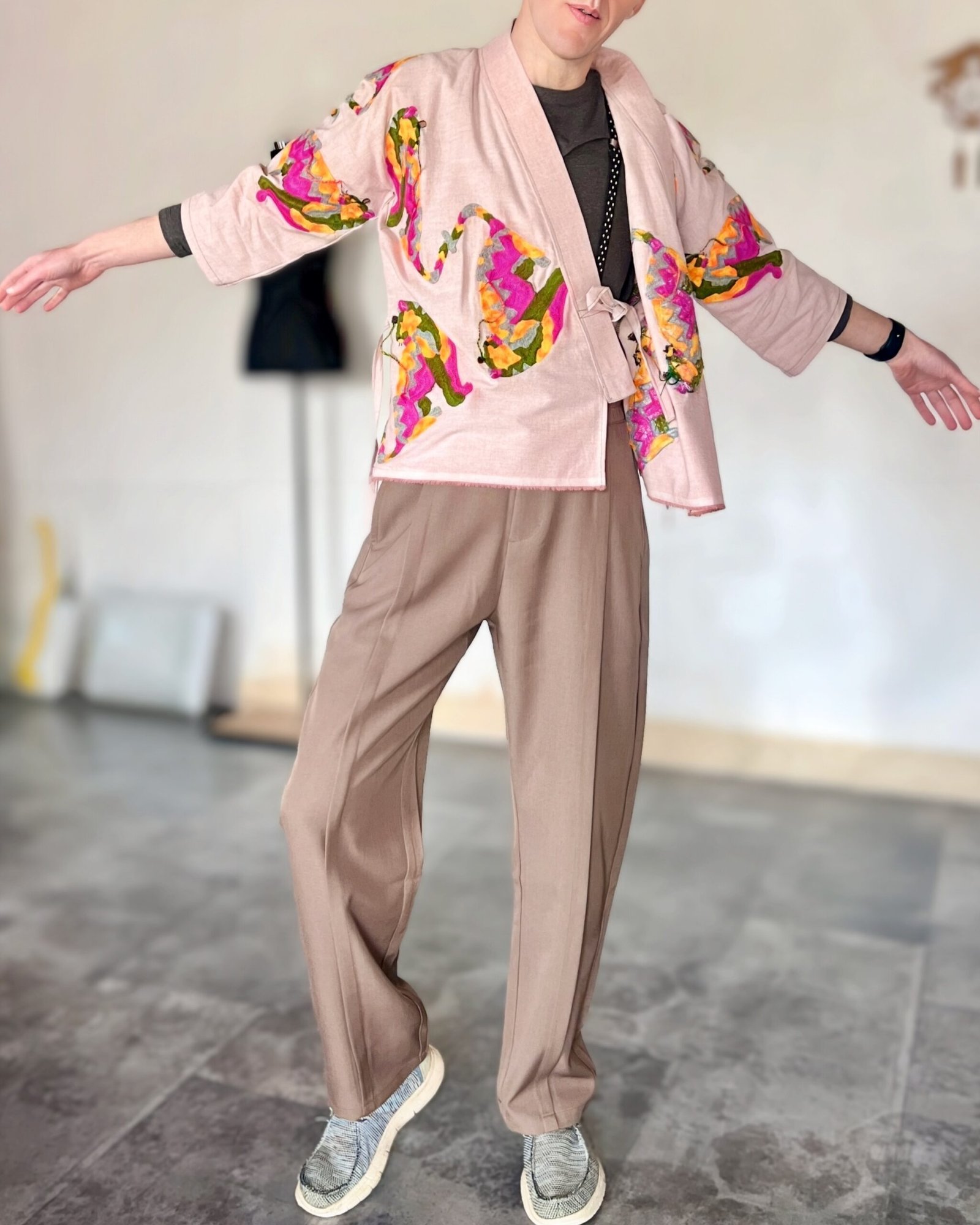 gilet jinbei tigresse 16 Kimono moderne unisexe avec motif tigre brodé, veste légère printemps été en coton recyclé, marque buuboo