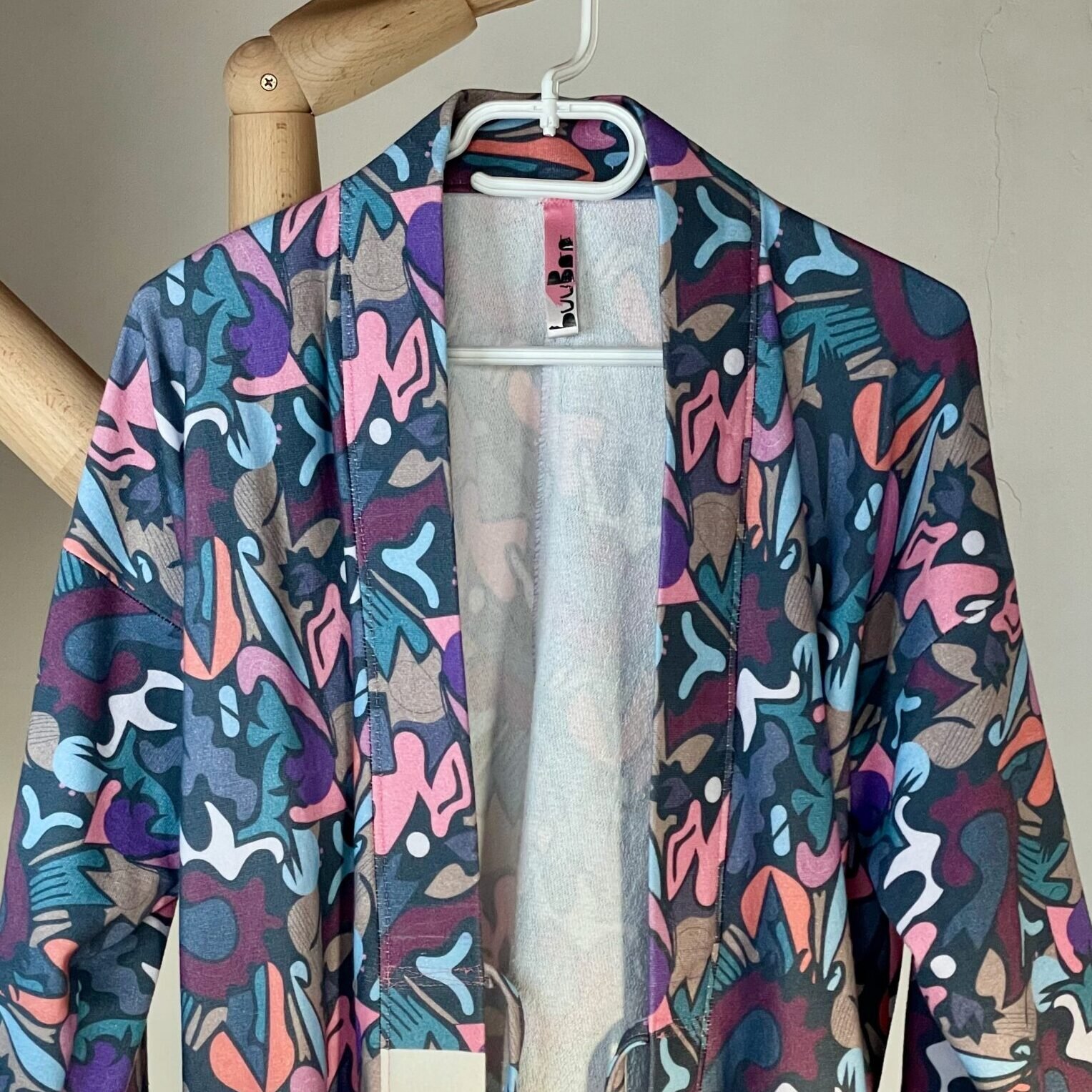 img 0846 Améliorez votre style avec cette veste pour femme accrocheuse présentant un motif coloré et tendance. Un incontournable pour les personnes avant-gardistes ! Motif graffiti multicolore