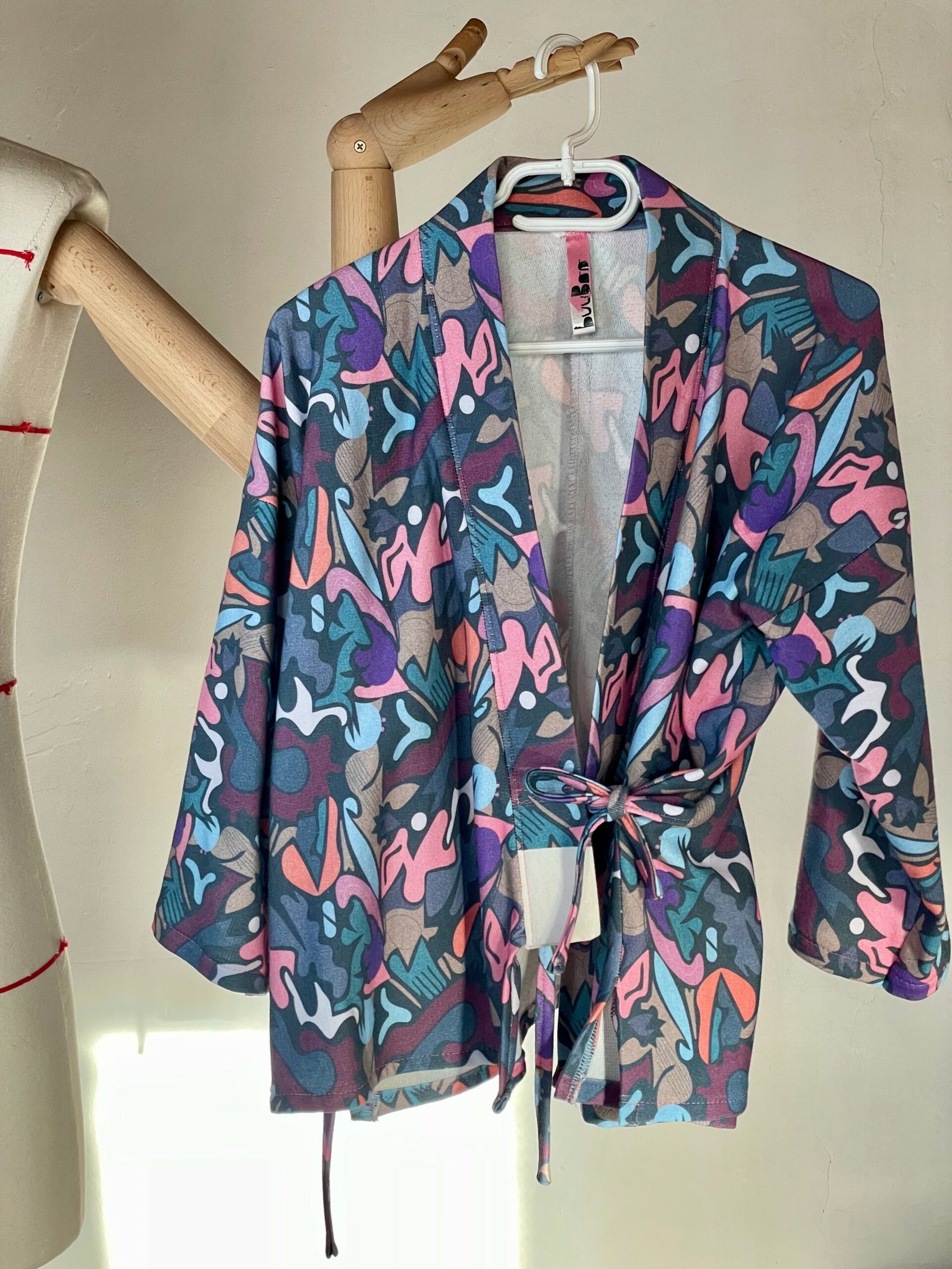 img 0848 Améliorez votre style avec cette veste pour femme accrocheuse présentant un motif coloré et tendance. Un incontournable pour les personnes avant-gardistes ! Motif graffiti multicolore