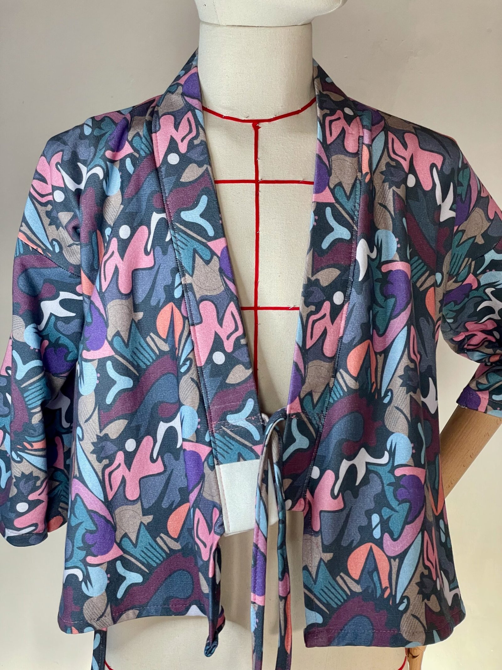 img 0849 Une veste pour homme avec un imprimé coloré. Parfaite pour ajouter une touche de style à votre tenue ! Motif Graffiti multicolore