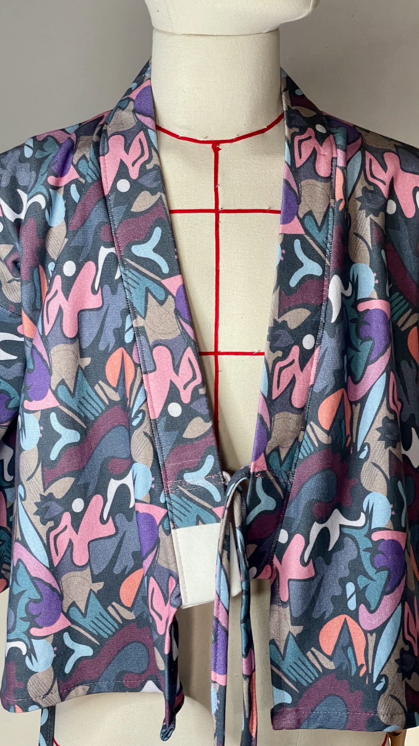img 0852 Une veste pour homme avec un imprimé coloré. Parfaite pour ajouter une touche de style à votre tenue ! Motif Graffiti multicolore