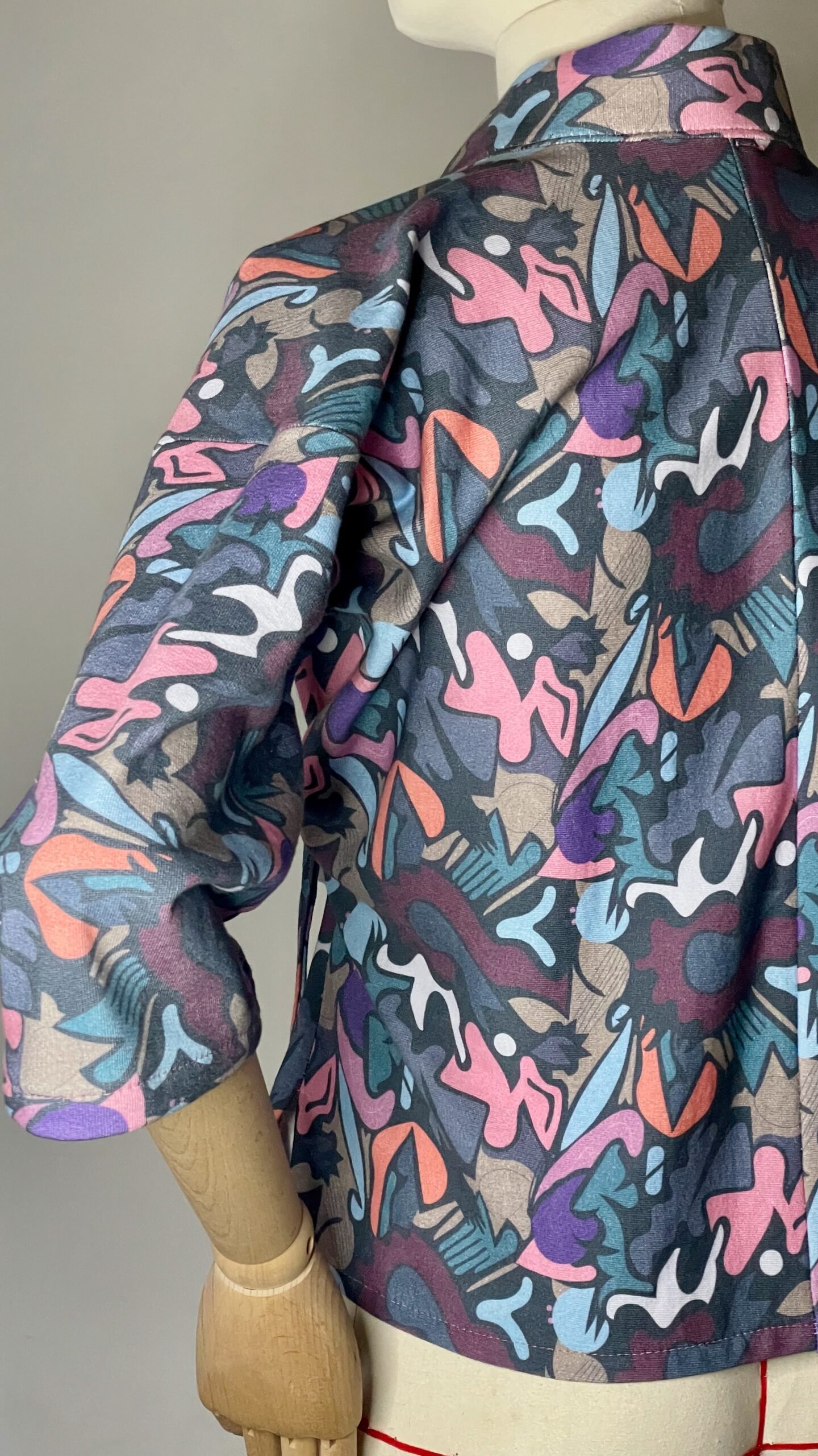 img 0855 Une veste aux motifs vibrants pour femme qui ajoute une touche de couleur à n'importe quelle tenue. Parfait pour faire une déclaration stylée ! Motif graffiti multicolore