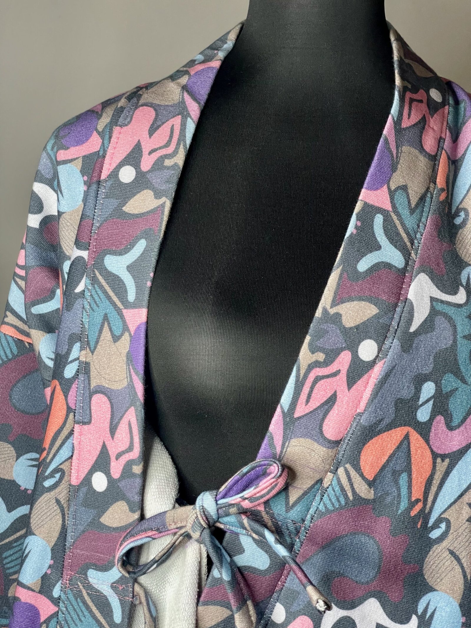 img 0862 Sortez avec style avec cette superbe veste pour femme ornée d'un motif captivant et coloré. Un choix avant-gardiste pour toutes les occasions ! Motif graffiti multicolore