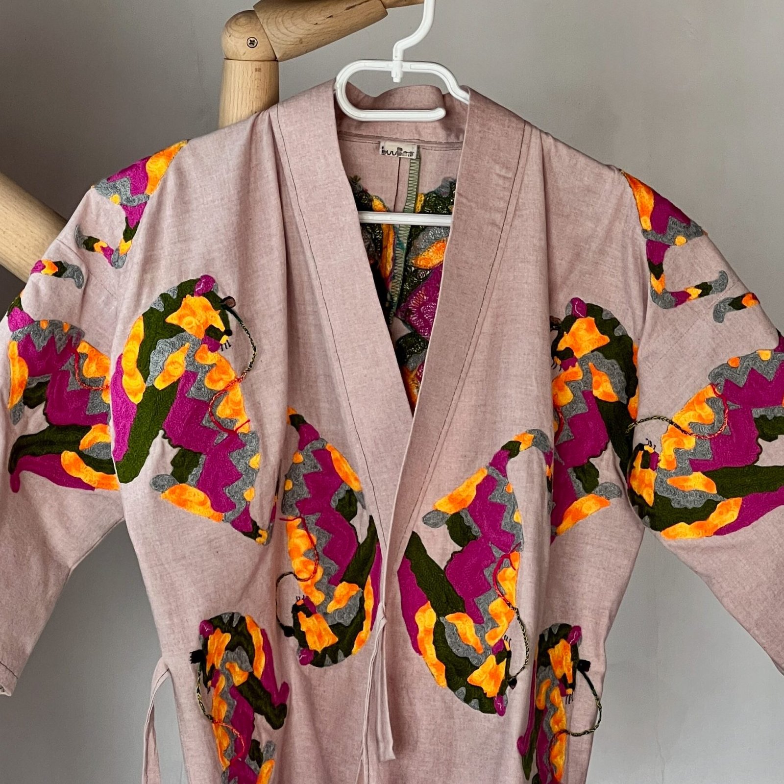 IMG_5714 Veste jinbei unisexe rose marsala en chambray recyclé avec broderie tigre, style kimono moderne, marque buuboo