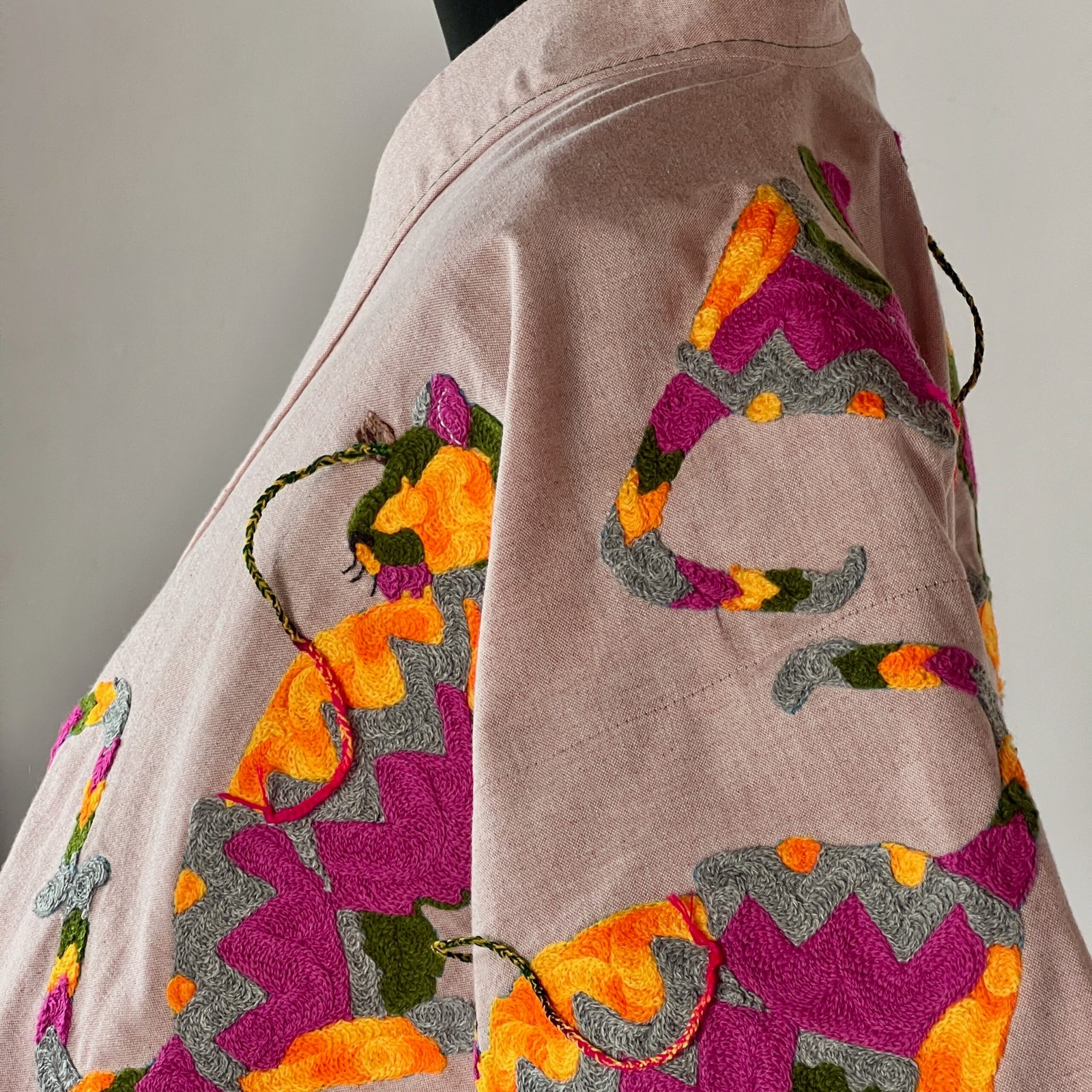 img 5732 Veste japonaise jinbei fait main, tissu coton chambray recyclé rose, design tigre manga brodé, marque buuboo