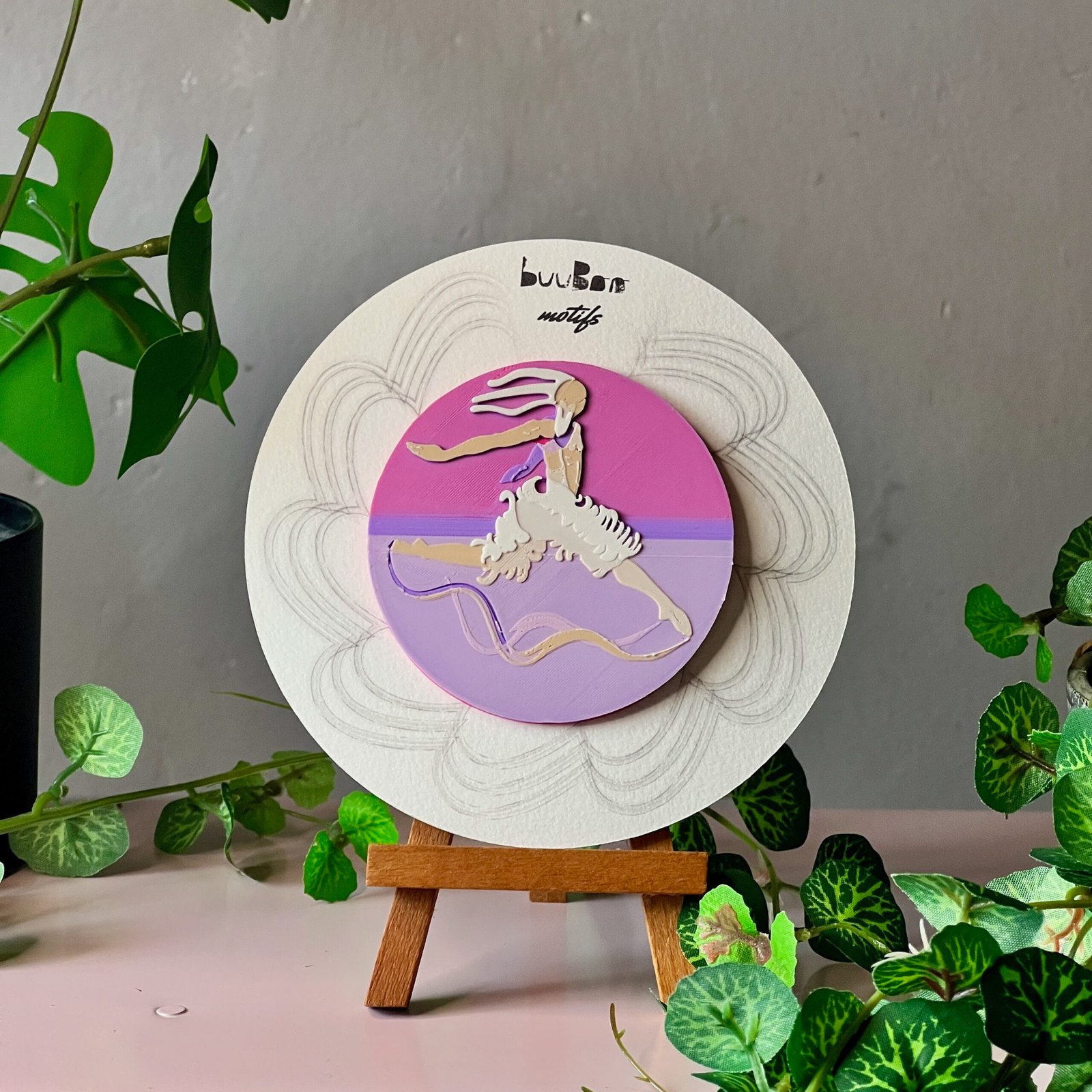 img 6114 Broche ronde danseur-cygne présentée sur son packaging illustré posé sur un mini-chevalet, création artisanale inspirée du ballet. Marque buuBoo.