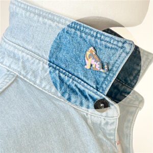 Pin’s chat tigresse imprimé en 3D en PLA biosourcé, accessoire de vêtement et de sac, format 30 mm, design illustré multicolore, fabrication artisanale. Marque buuBoo.