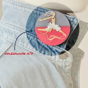Broche Danseur-Cygne variante Sous-bois portée sur le col d'une chemise, illustration artistique imprimée en 3D aux nuances gris et rouge. Marque buuBoo.