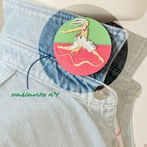 Broche Danseur-Cygne variante Automne portée sur le col d'une chemise, illustration artistique imprimée en 3D aux nuances vert et rouge. Marque buuBoo.