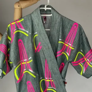 Cadeau souvenir fait main, ce gilet kimono allie style japonais et inspiration parisienne avec un motif Tour Eiffel fluo unique. Marque buuBoo
