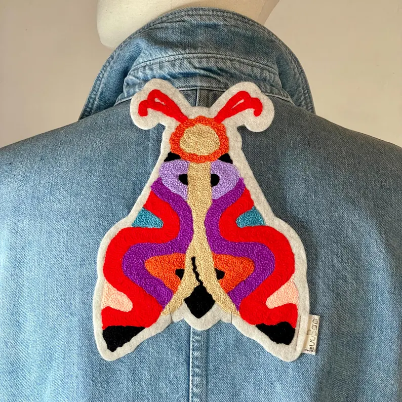 il 794xn.6205685842 mfuf.jpg Personnalisez vos chemises et vestes avec ce patch broderie papillon de nuit multicolore. Style amusant et créatif. Marque buuBoo