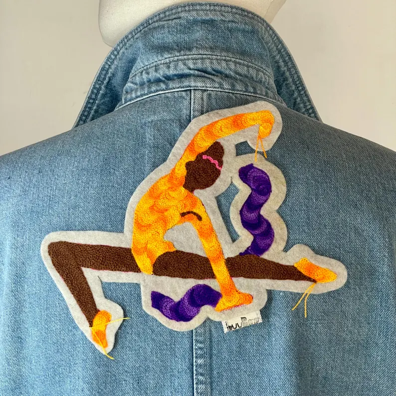 il 794xn.6343359182 g8ru.jpg Ajoutez une touche sportive et artistique à votre garde-robe avec ce patch brodé gymnaste ruban, célébrant les Jeux Olympiques Paris 2024. Marque buuBoo.