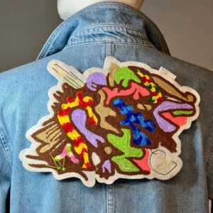 Veste en jean avant-gardiste ornée d'un patch graffiti cool.