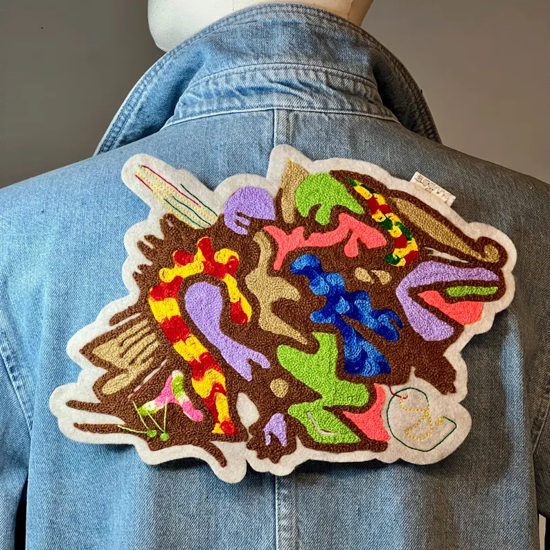 il 794xn.6428391615 icus.jpg Veste en jean avant-gardiste ornée d'un patch graffiti cool.