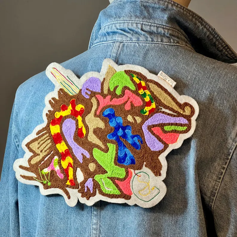 il 794xn.6428458235 62dh.jpg Ce patch coloré est magnifique. La broderie au point de chaîne ajoute une touche artisanale unique et une texture intéressante. Ce patch est un véritable chef-d’œuvre avec ses couleurs vives et sa broderie au point de chaîne.