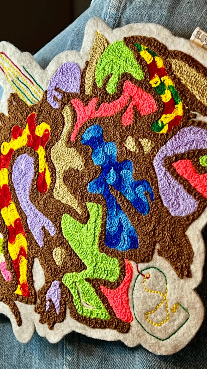 il 794xn.6428471045 3pz0.jpg Ce patch coloré est magnifique. La broderie au point de chaîne ajoute une touche artisanale unique et une texture intéressante. Ce patch est un véritable chef-d’œuvre avec ses couleurs vives et sa broderie au point de chaîne.
