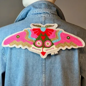 Apportez une touche mystique à vos vêtements avec ce patch papillon de nuit brodé aux couleurs vibrantes, inspiré des arts amérindiens. Marque buuBoo.