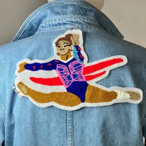 Sublimez votre style avec ce patch brodé gymnaste thermocollant : un design dynamique aux couleurs éclatantes, parfait pour customiser vestes, sacs et accessoires. Fait main avec soin pour une touche unique. Marque buuBoo.