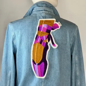 Ajoutez une touche artistique à vos vestes avec ce patch brodé danseuse en dégradé violet rose. Création originale buuBoo.