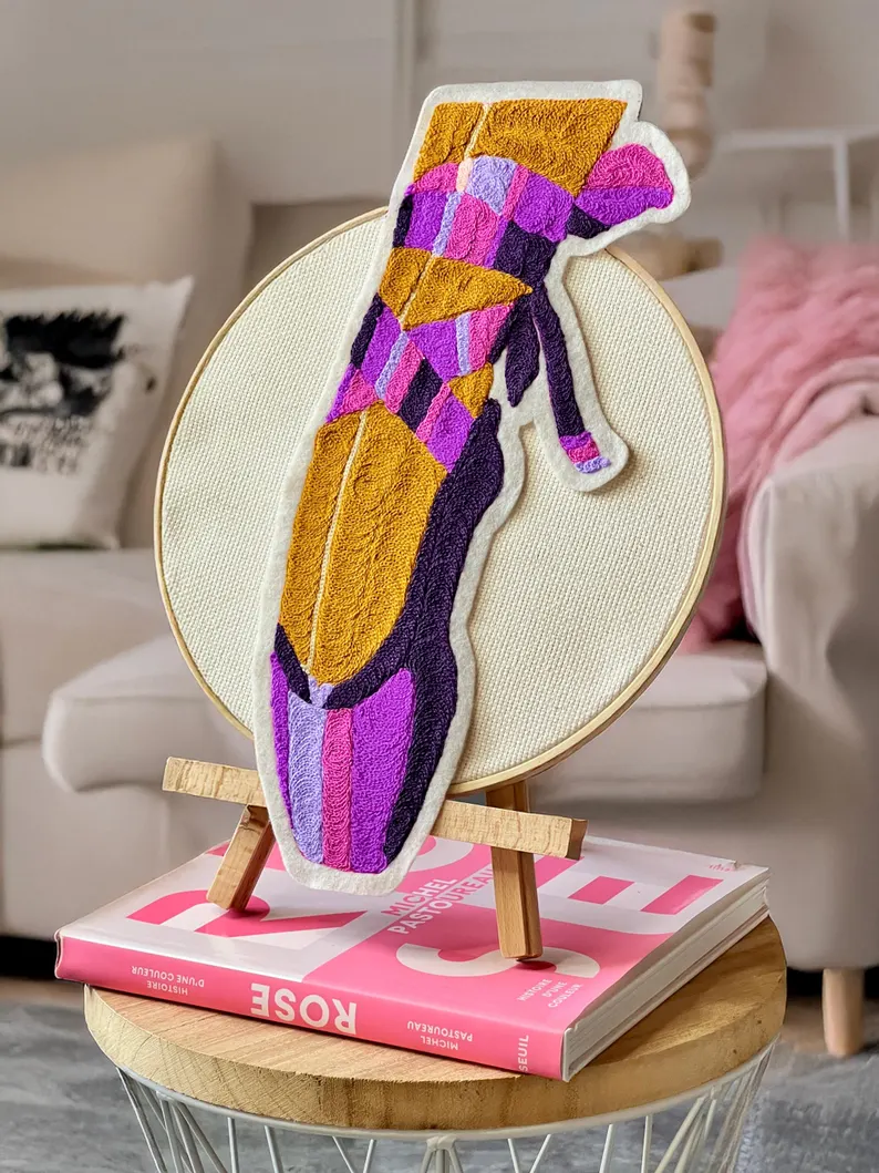 il 794xn.7064193997 3scp.jpg Mettez en lumière votre passion pour la danse avec ce patch violet et rose brodé main. Pièce unique par buuBoo.