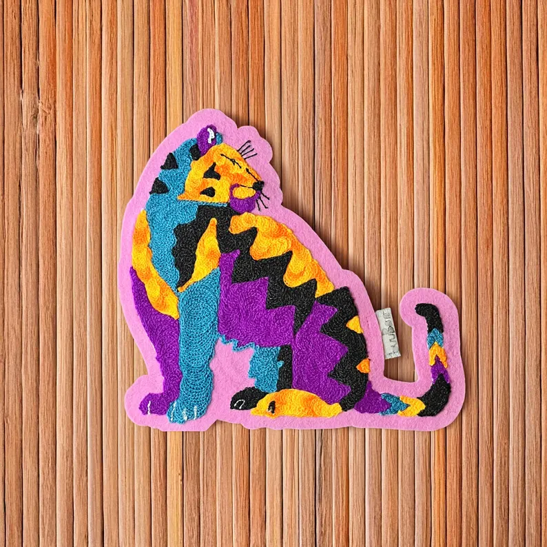 il 794xn.7094255340 izei.jpg Affichez votre côté sauvage avec ce patch tigresse brodé, savane colorée et girly magique, idéal pour customiser veste ou tote bag. marque buuBoo