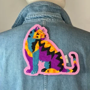 Exprimez votre style créatif avec ce patch brodé tigresse girly magique, un accessoire fait-main parfait pour la mode et la déco. marque buuBoo