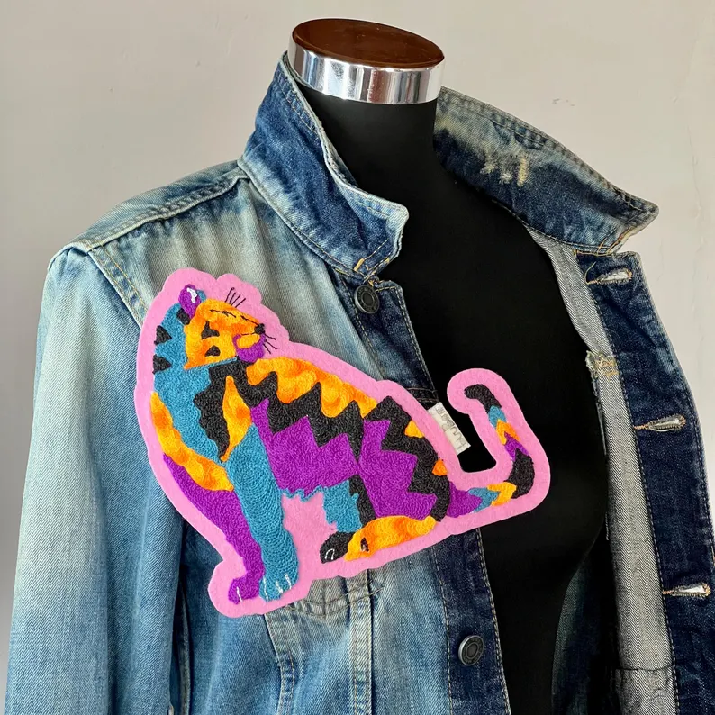 il 794xn.7142214921 cbbx.jpg Ajoutez une touche pop et artisanale à vos tenues grâce à ce patch tigresse fait-main aux couleurs vives violet, orange et bleu. marque buuBoo