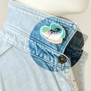 Broche cheval sauvage faite à la main sur une veste de costume. Création unique de buuBoo, inspirée de la faune enchantée, design artisanal