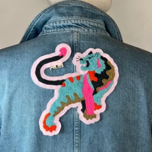 Personnalisez votre veste en jean avec ce patch tigre rugissant brodé multicolore, style estampe japonaise, thermocollant. Marque buuBoo