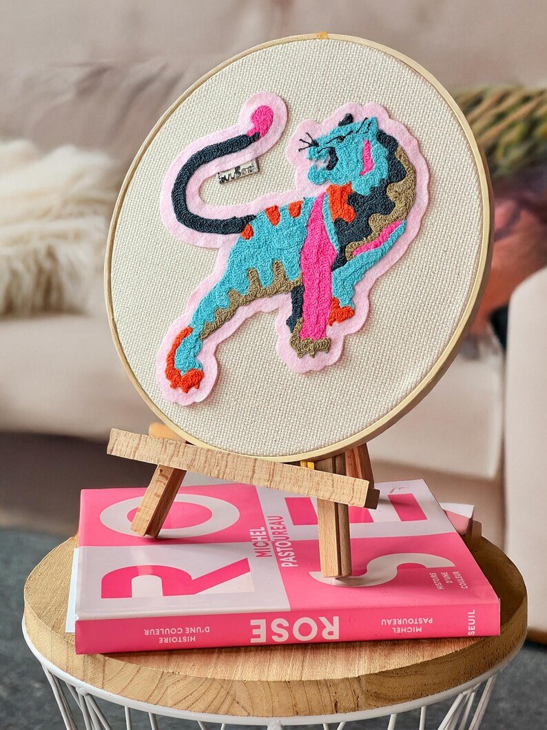 il 794xn.7245500333 l10i Patch tigre rugissant brodé multicolore exposé sur cadre rond à broder, style estampe japonaise, décoratif et artisanal. Marque buuBoo