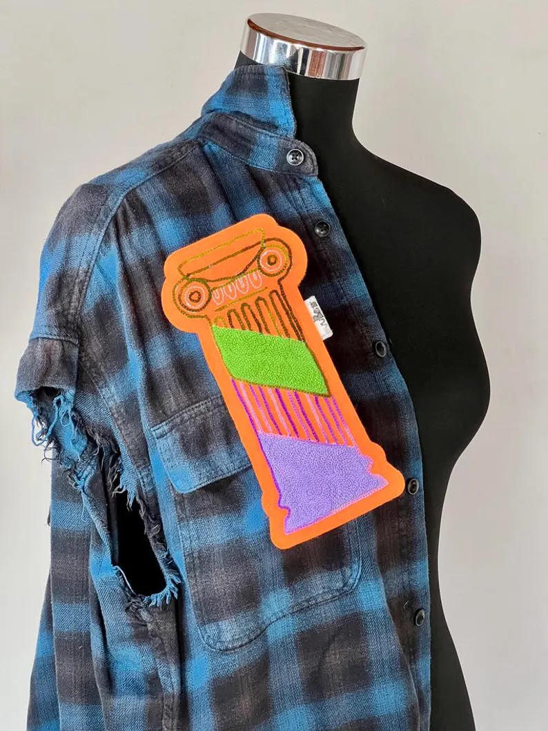 il 794xn.7302198204 dld8.jpg Patch brodé colonne grecque sur feutrine orange avec fils verts et violets, style vintage et punk, thermocollant iron-on 22,5×11 cm, décoration textile artisanale DIY
