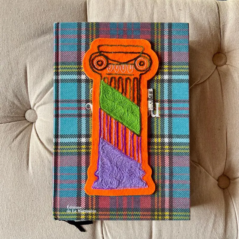 il 794xn.7302198734 fh4i.jpg Patch brodé colonne grecque sur feutrine orange avec fils verts et violets, style vintage et punk, thermocollant iron-on 22,5×11 cm, décoration textile artisanale DIY