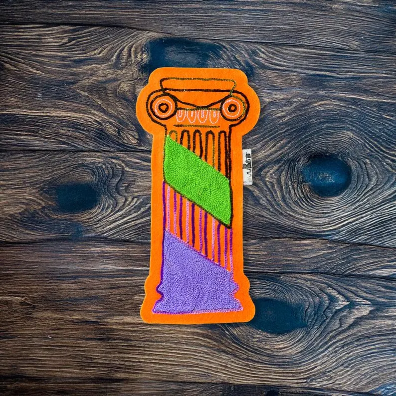 il 794xn.7302199036 7q55.jpg Patch brodé colonne grecque sur feutrine orange avec fils verts et violets, style vintage et punk, thermocollant iron-on 22,5×11 cm, décoration textile artisanale DIY