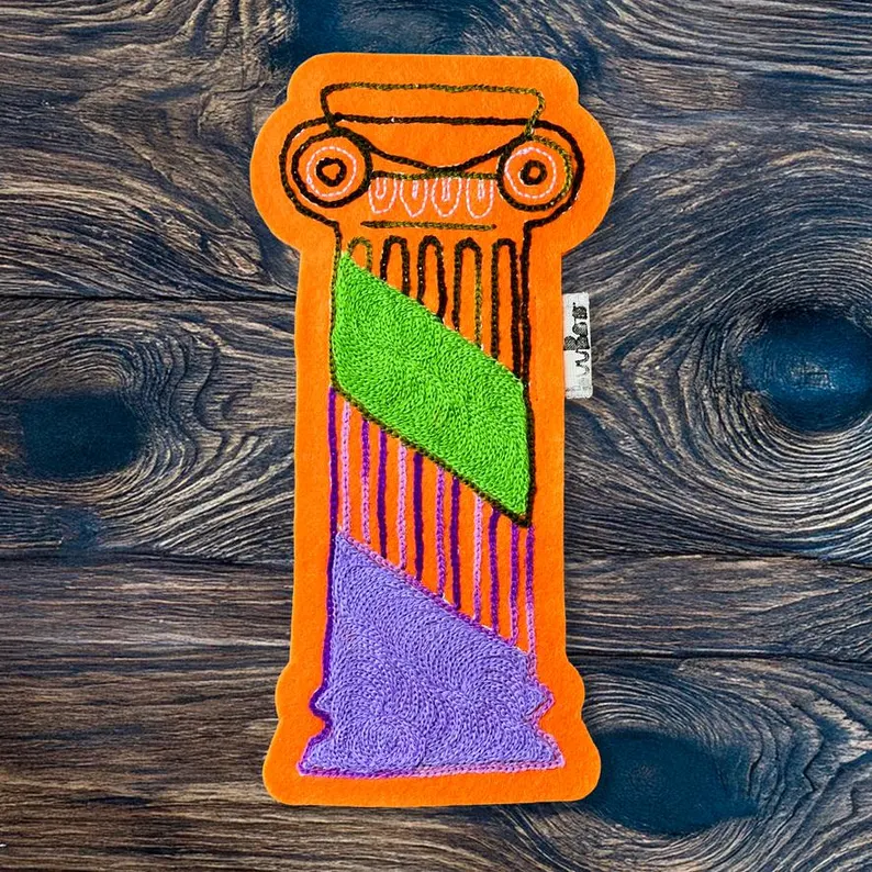 il 794xn.7302199282 r4qj.jpg Patch brodé colonne grecque sur feutrine orange avec fils verts et violets, style vintage et punk, thermocollant iron-on 22,5×11 cm, décoration textile artisanale DIY
