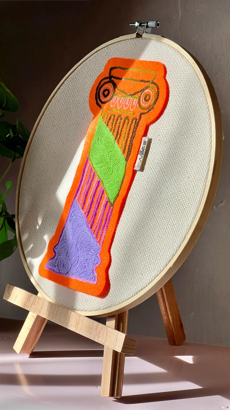 il 794xn.7302203824 35pm.jpg Patch brodé colonne grecque sur feutrine orange avec fils verts et violets, style vintage et punk, thermocollant iron-on 22,5×11 cm, décoration textile artisanale DIY
