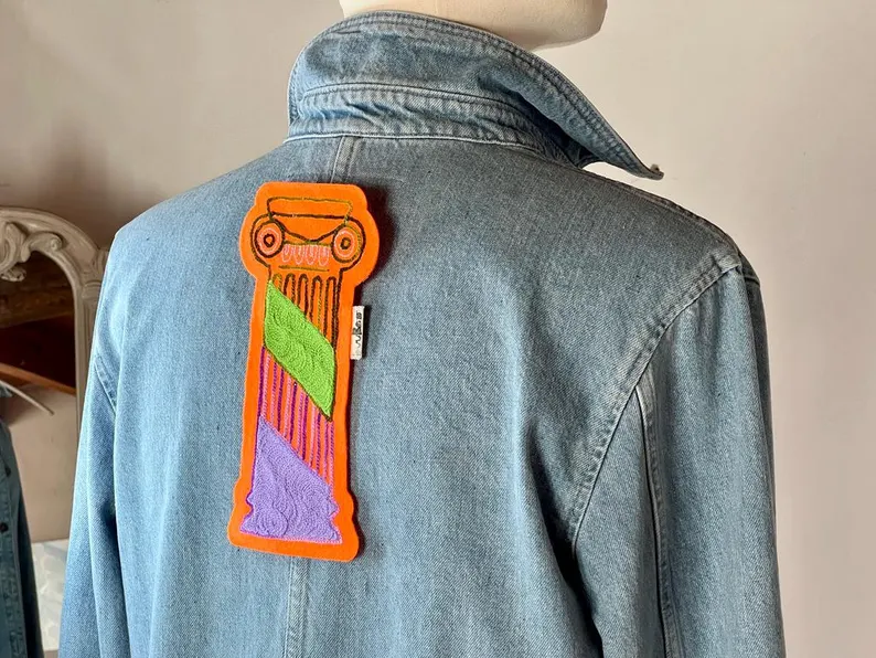 il 794xn.7350146891 avky.jpg Patch brodé colonne grecque sur feutrine orange avec fils verts et violets, style vintage et punk, thermocollant iron-on 22,5×11 cm, décoration textile artisanale DIY