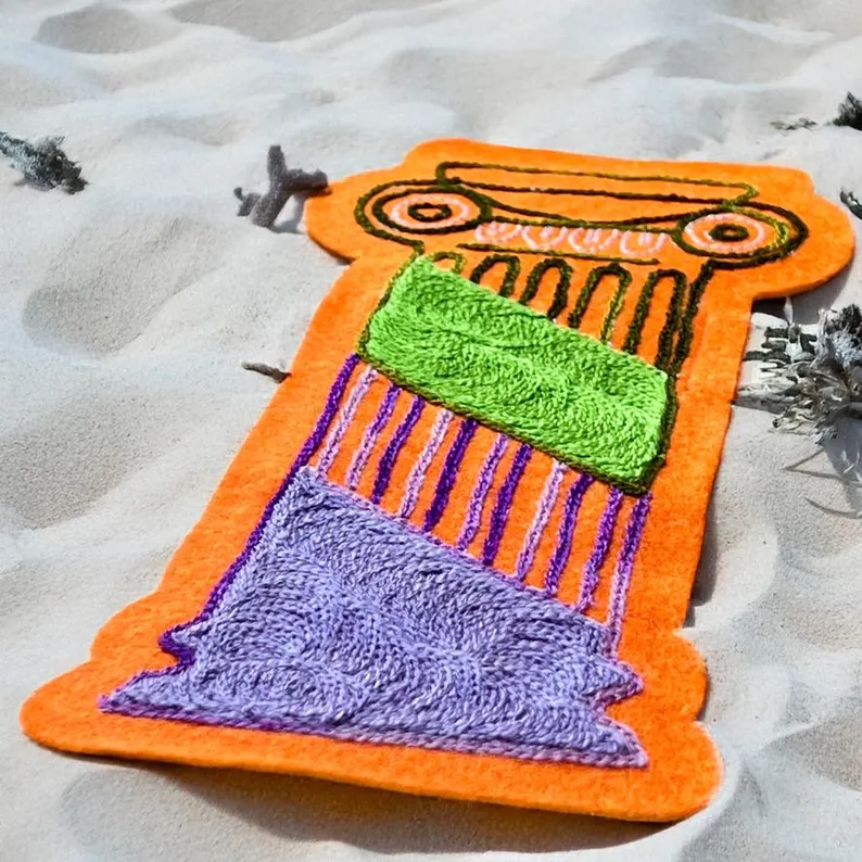 il 794xn.7350148833 jpzc.jpg Patch brodé colonne grecque sur feutrine orange avec fils verts et violets, style vintage et punk, thermocollant iron-on 22,5×11 cm, décoration textile artisanale DIY