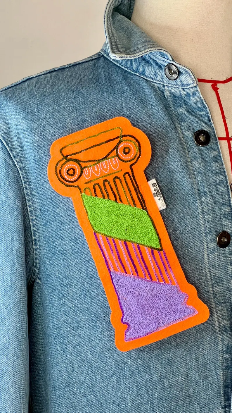 il 794xn.7350152135 okfc.jpg Patch brodé colonne grecque sur feutrine orange avec fils verts et violets, style vintage et punk, thermocollant iron-on 22,5×11 cm, décoration textile artisanale DIY