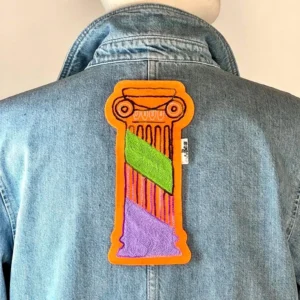 Patch brodé colonne grecque sur feutrine orange avec fils verts et violets, style vintage et punk, thermocollant iron-on 22,5×11 cm, décoration textile artisanale DIY