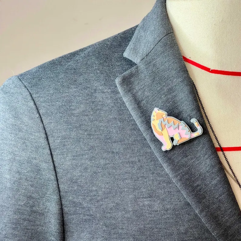 il 794xn.7477429947 jv4l.jpg Sublimez votre tenue avec cette broche chat tigresse 3D miniature : un design félin doux et expressif, parfait pour personnaliser sacs, vestes et accessoires. Création artisanale signée buuBoo.