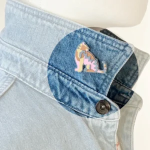 Broche chat tigresse 3D buuBoo : un accessoire créatif aux teintes douces, parfait pour customiser sac-à-dos, tote-bags et vêtements. Artisanat soigné.