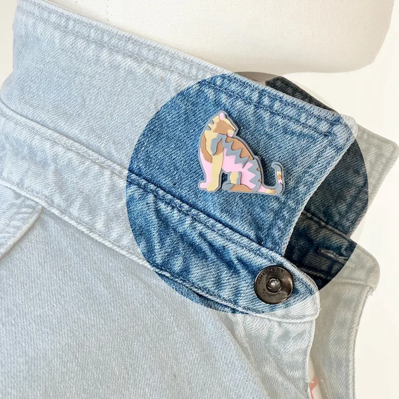 il 794xn.7477432025 9orr.jpg Broche chat tigresse 3D buuBoo : un accessoire créatif aux teintes douces, parfait pour customiser sac-à-dos, tote-bags et vêtements. Artisanat soigné.