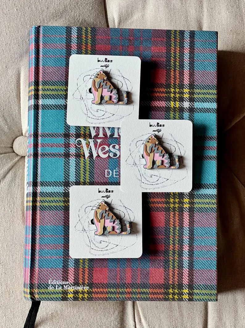 il 794xn.7477436377 qtfd.jpg Sublime broche chat tigresse 3D en PLA mat : un design animalier poétique parfait pour customiser vos accessoires du quotidien. Création artisanale buuBoo.
