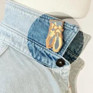Sublimez votre tenue avec cette broche chaussons de danse 3D, accessoire balletcore idéal pour veste ou manteau. Création artisanale buuBoo.